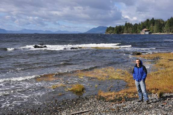 Praia de pedras e água gelada em Ketchikan, no sudeste do Alaska